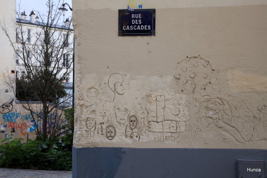 Gravures dans la rue des Cascades à Paris 20e