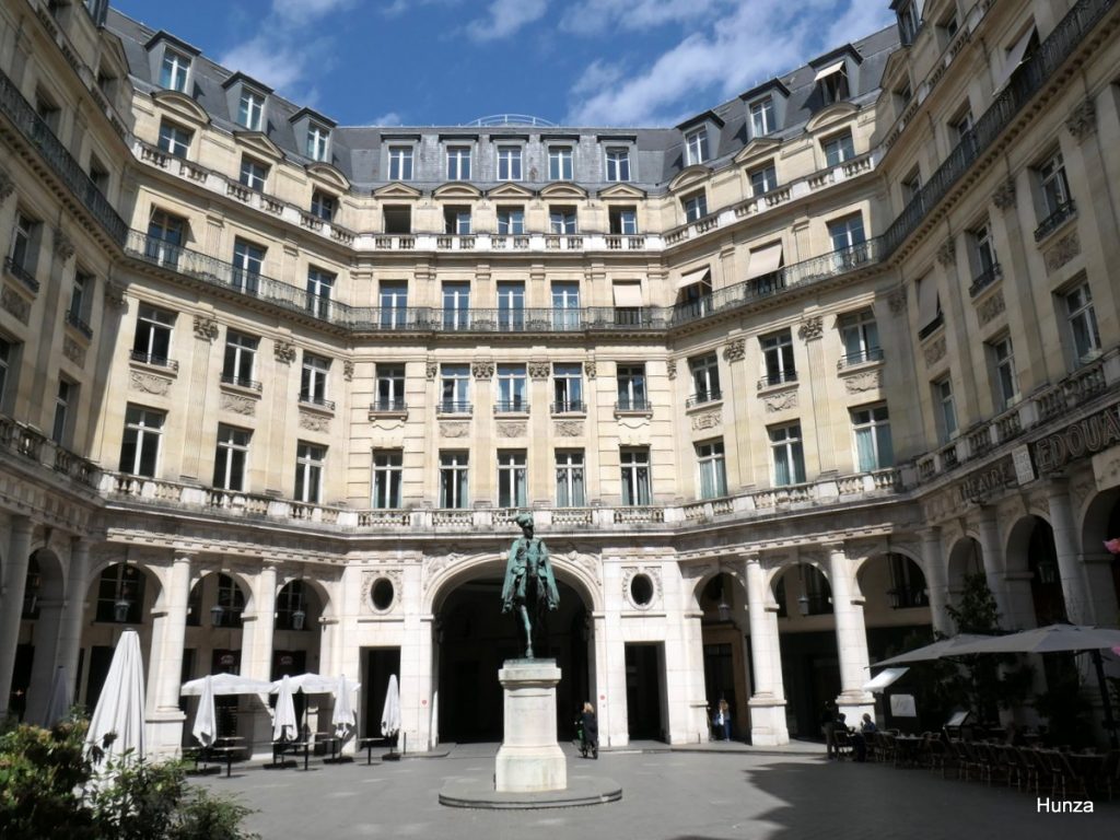 Place Edouard VII près de l’Opéra Garnier dans le 9e arrondissement de Paris