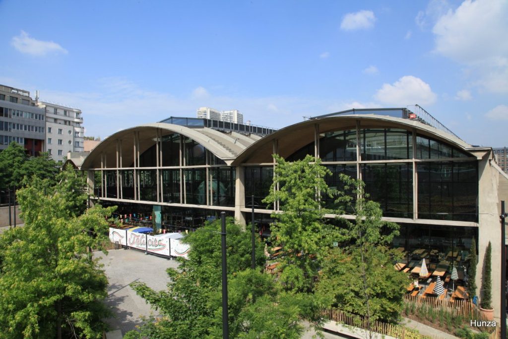 Station F dans les anciennes halles Freyssinet à Paris