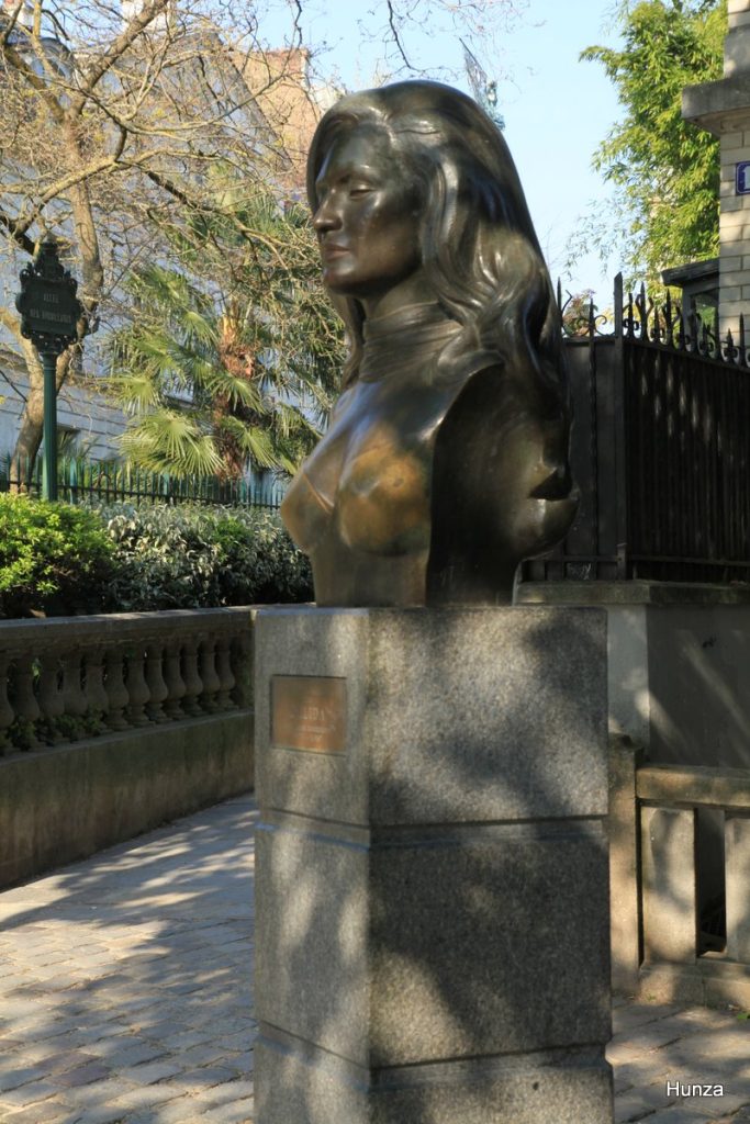 Statue de Dalida place Dalida à Montmartre.