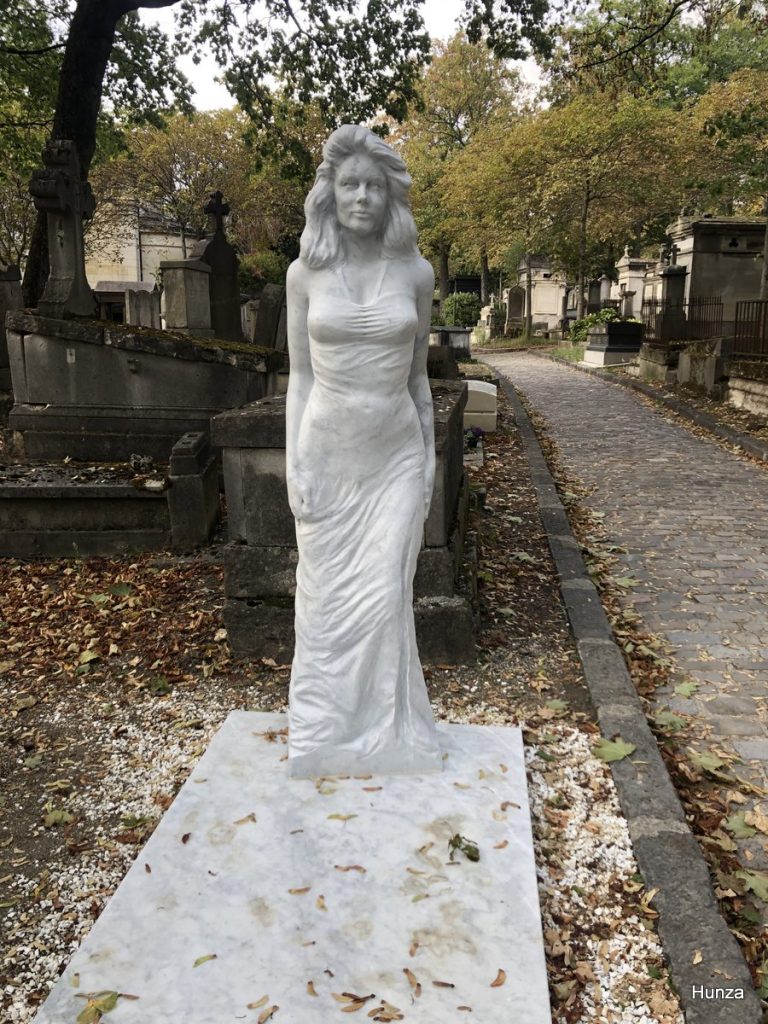 Statue de femme en marbre de Carrare dans le cimetière du Père Lachaise