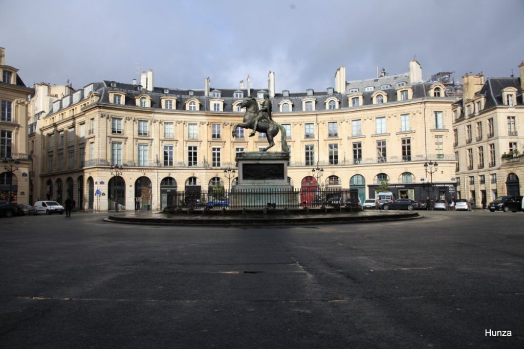Place des Victoires à Paris avec la statue équestre de Louis XIV au centre