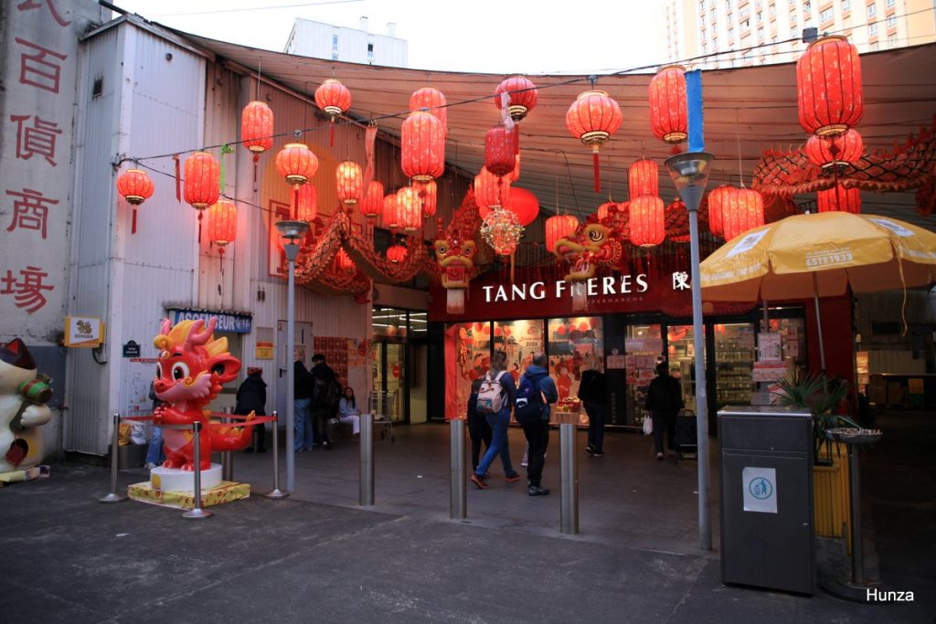 Entrée du supermarché Tang Frères au n°48 de l'avenue d'Ivry à Paris 13e