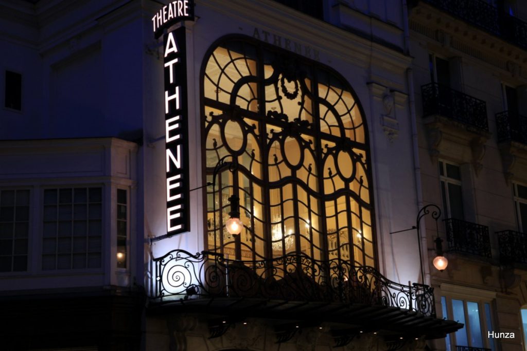 Façade du théâtre Athénée dans le square de l’Opéra Louis-Jouvet dans le 9e arrondissement de Paris