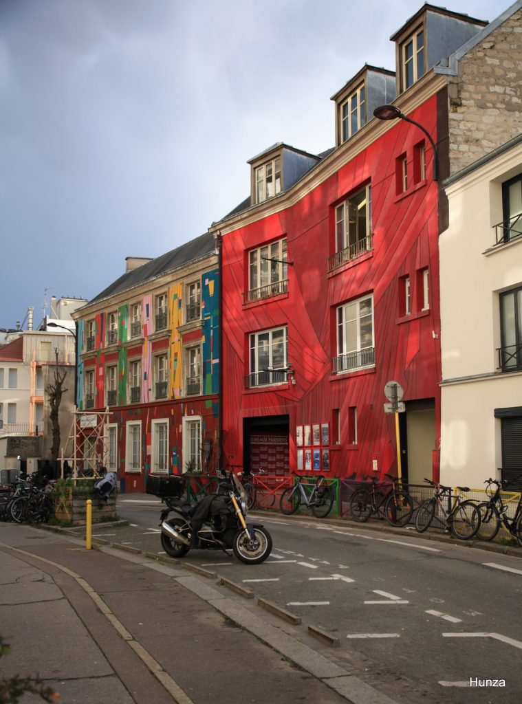 École Notre-Dame-de-la-Croix et théâtre des Gémeaux parisiens, rue du Retrait dans le 20e arrondissement de Paris