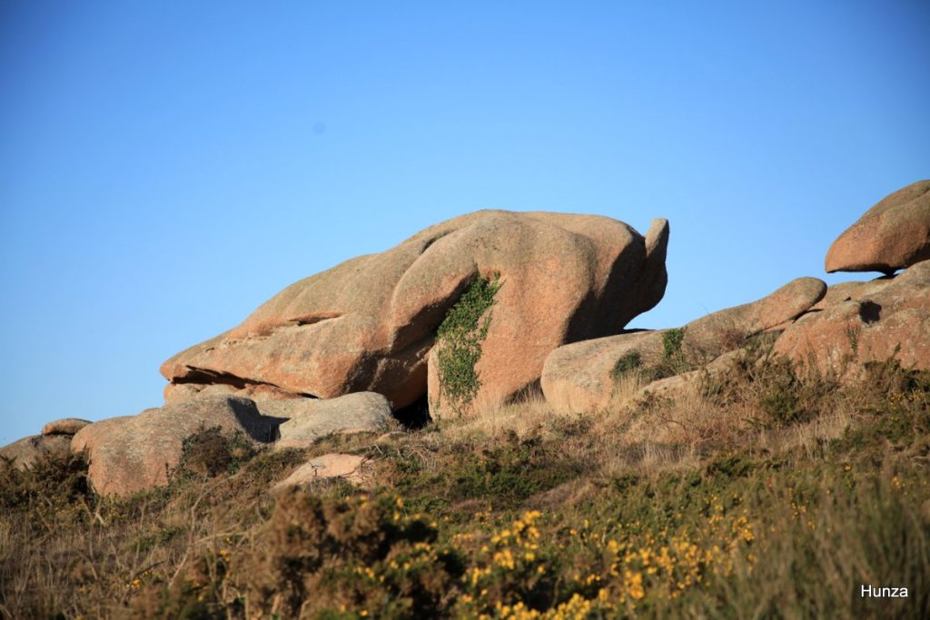 Rochers sur la côte de granit rose près de Ploumanac'h sculptés par l'érosion