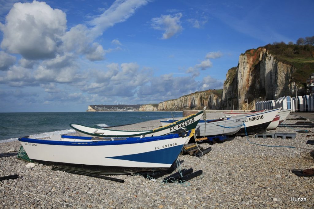 Bateaux de pêche traditionnels de type doris sur la plage de galets de Yport en Normandie