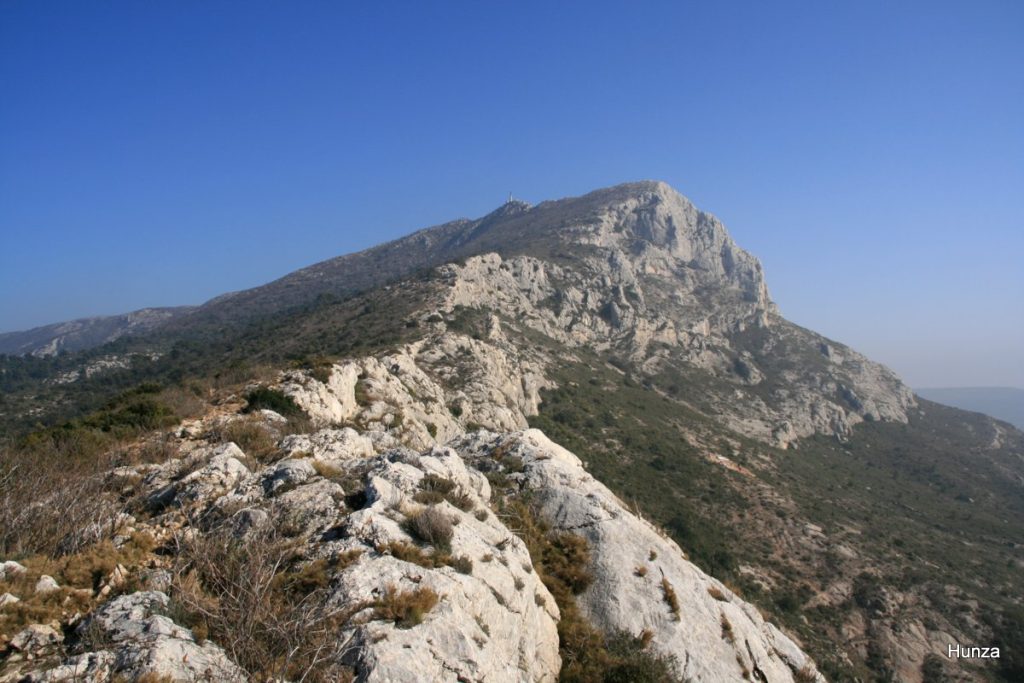 Baù Cézanne et falaises de la Sainte-Victoire en fin d’après-midi