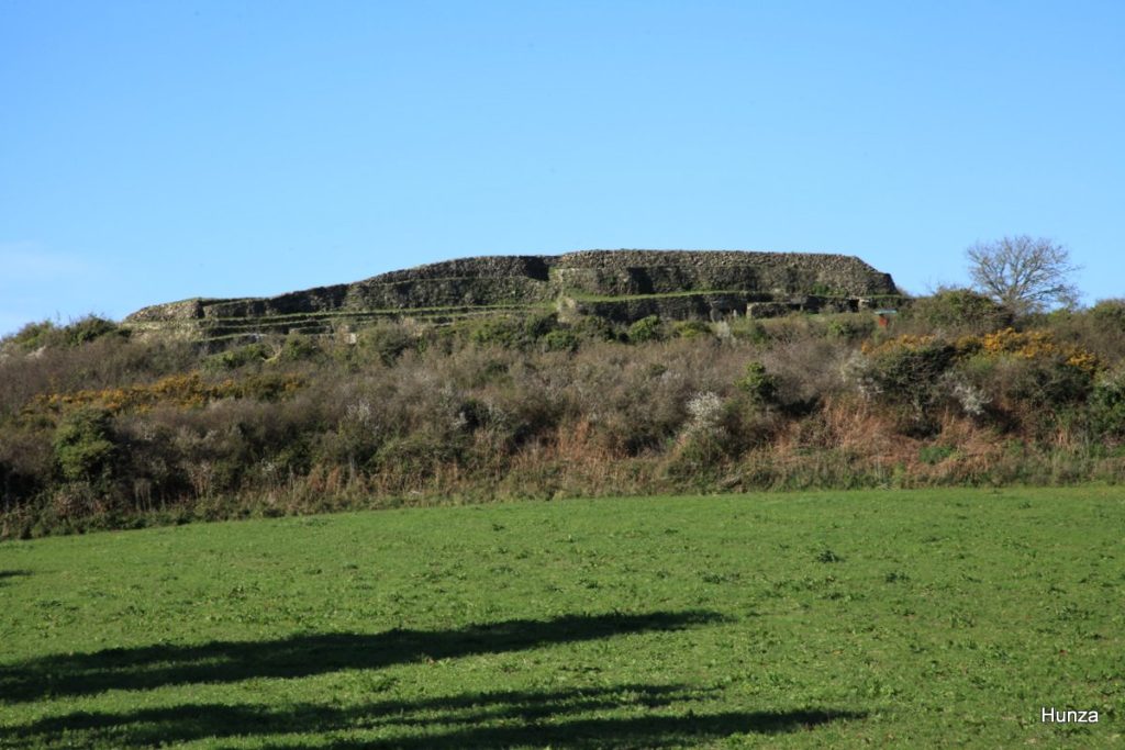 Cairn de Barnenez près de Morlaix, monument mégalithique en Bretagne