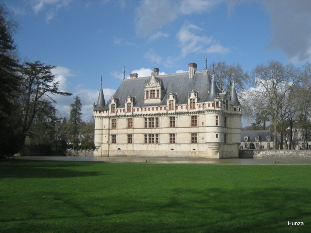 Château d’Azay-le-Rideau en Touraine, château de la Loire construit sur l’Indre.