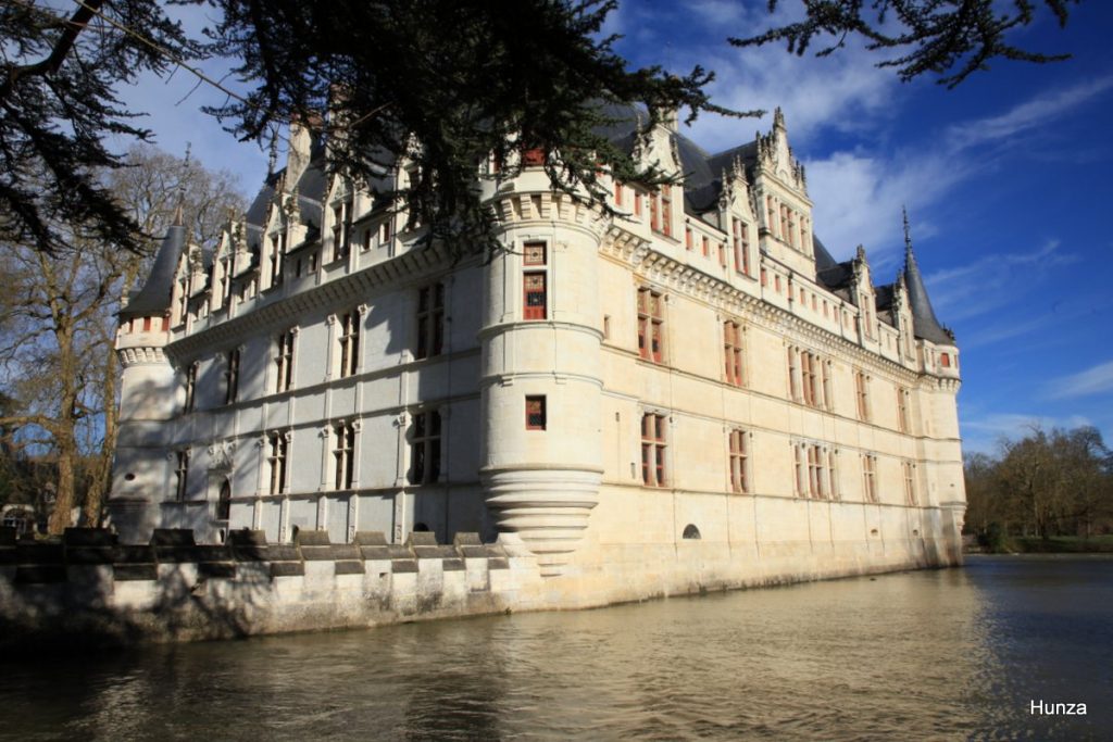 Façade sud du château d’Azay-le-Rideau et le miroir d’eau de l’Indre