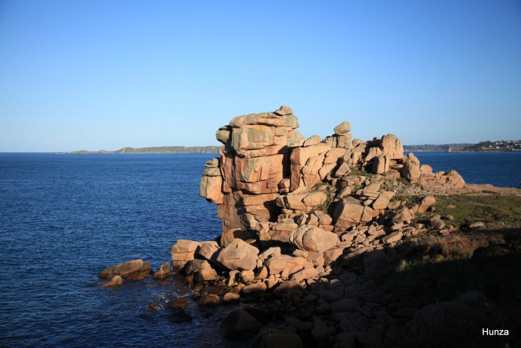 Rocher du Château du Diable sur le sentier des douaniers GR34 côte de granit rose