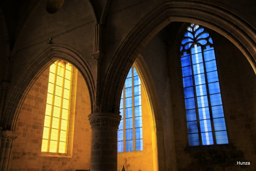 Vitraux modernes de Geneviève Asse et Olivier Debré dans la collégiale de Lamballe