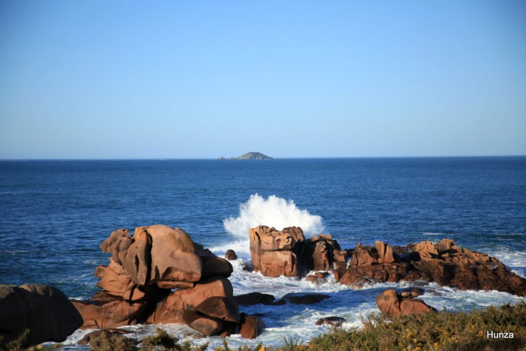 Rochers de granit rose frappés par les vagues sur la côte de Ploumanac’h en Bretagne