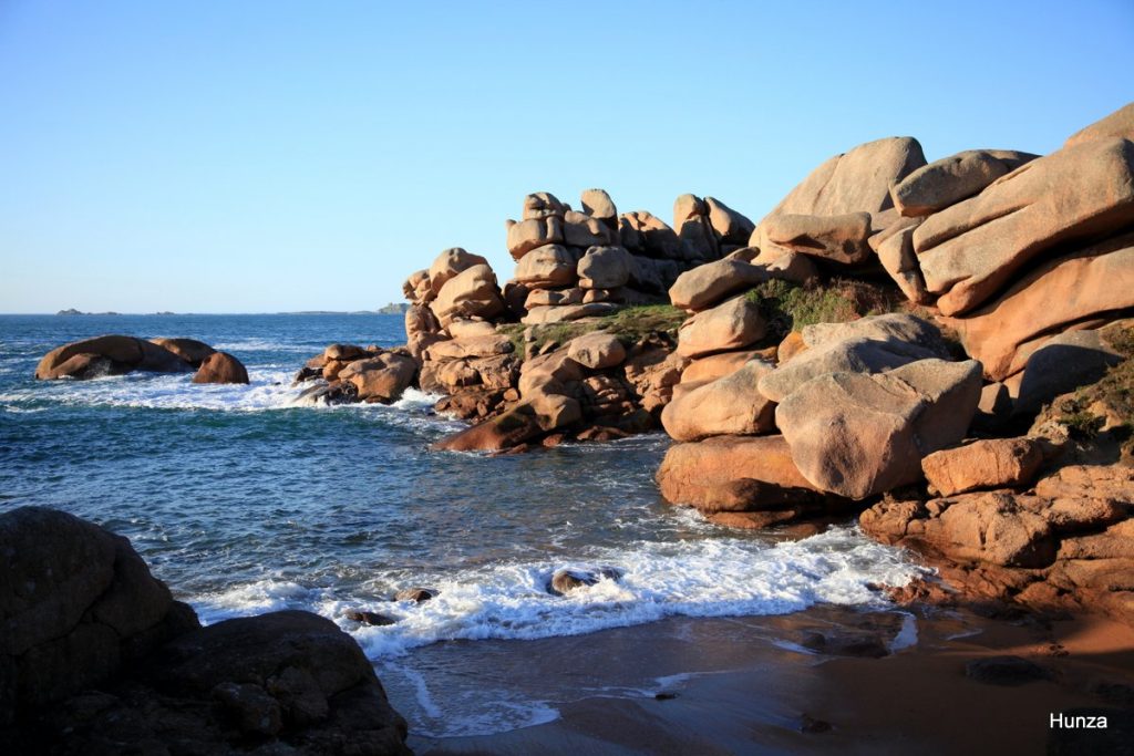 Anse rocheuse sur la côte de granit rose entre Perros-Guirec et Ploumanac’h