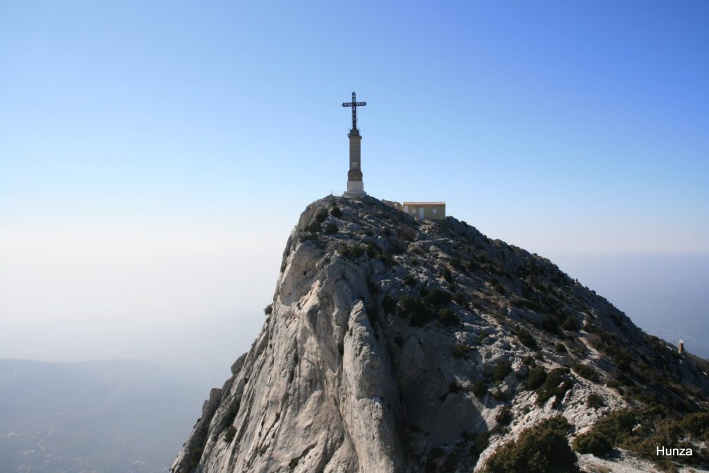 Croix de Provence au sommet de la montagne Sainte-Victoire