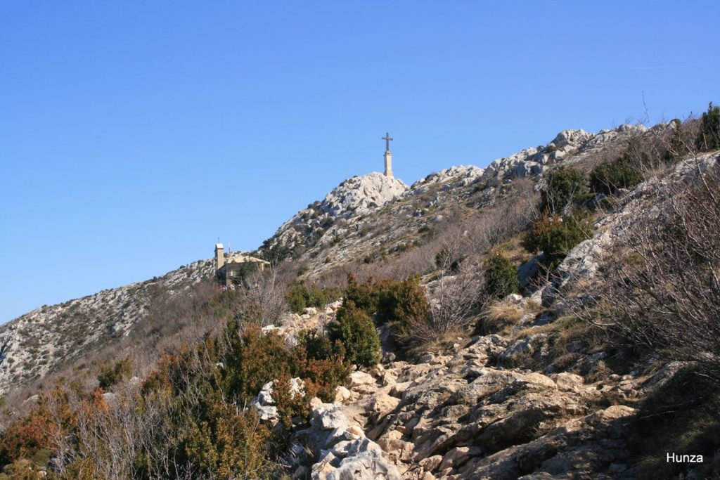 Croix de Provence en ligne de mire sur le sentier de la Sainte-Victoire