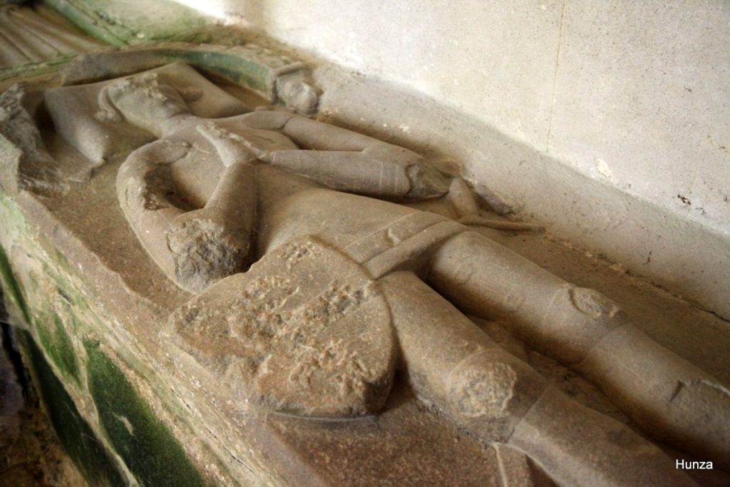 Dalle funéraire dans la collégiale Notre-Dame de Grande Puissance à Lamballe