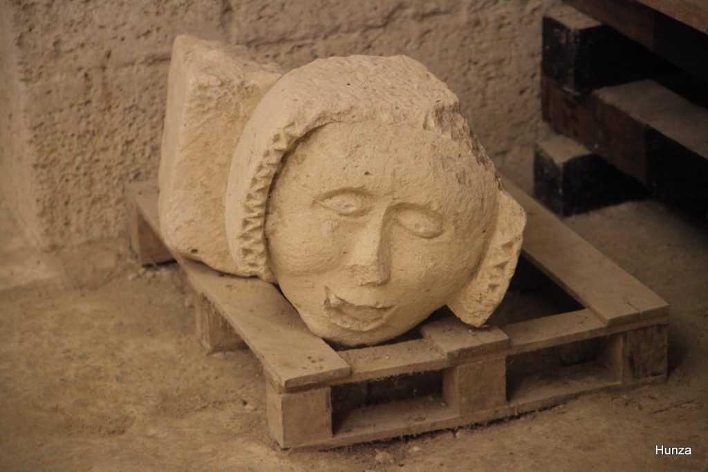 Tête sculptée dans le dépôt lapidaire du château de Coucy-le-Château-Auffrique