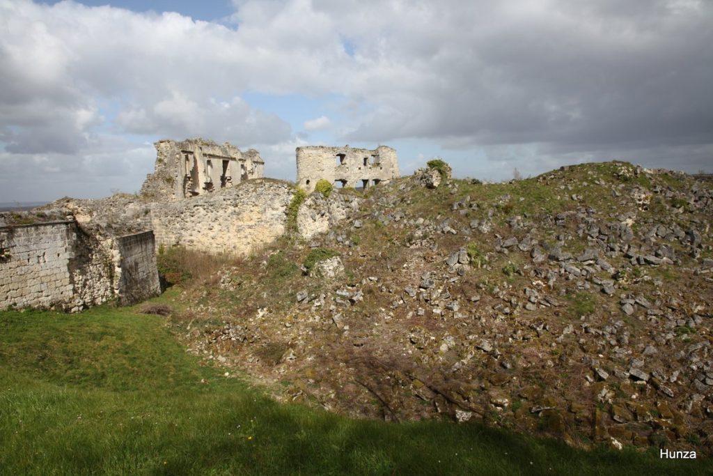 Vestiges du donjon du château de Coucy-le-Château-Auffrique détruit en 1917