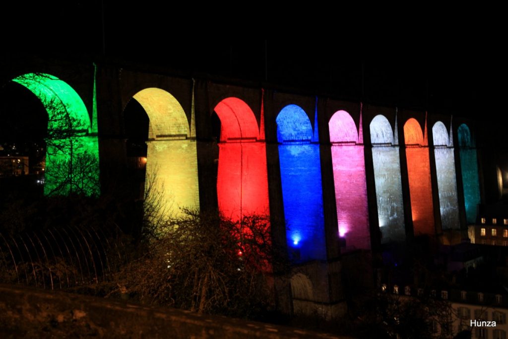 Les arches du viaduc de Morlaix illuminées à la nuit tombée
