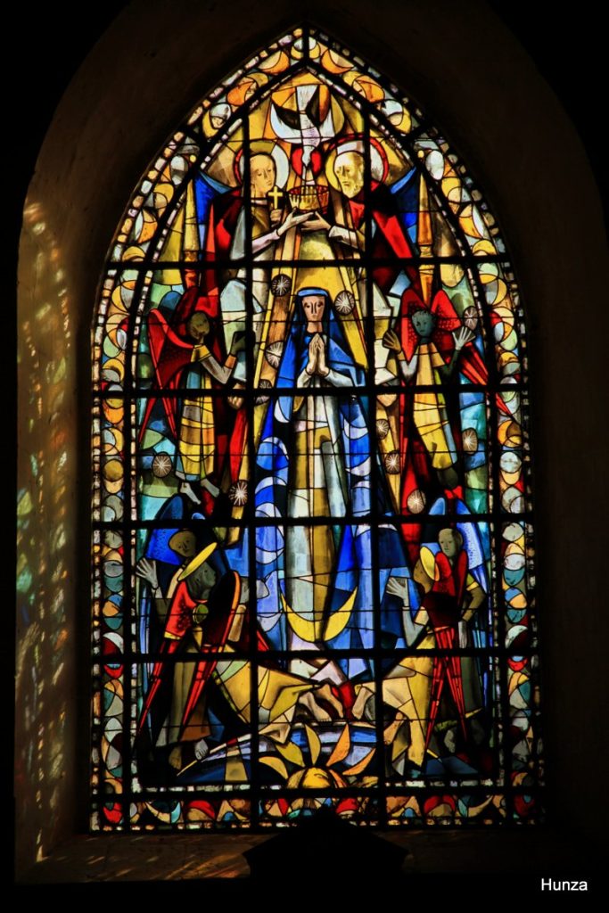 Vitrail du Couronnement de la Vierge dans l’église d’Azay-le-Rideau
