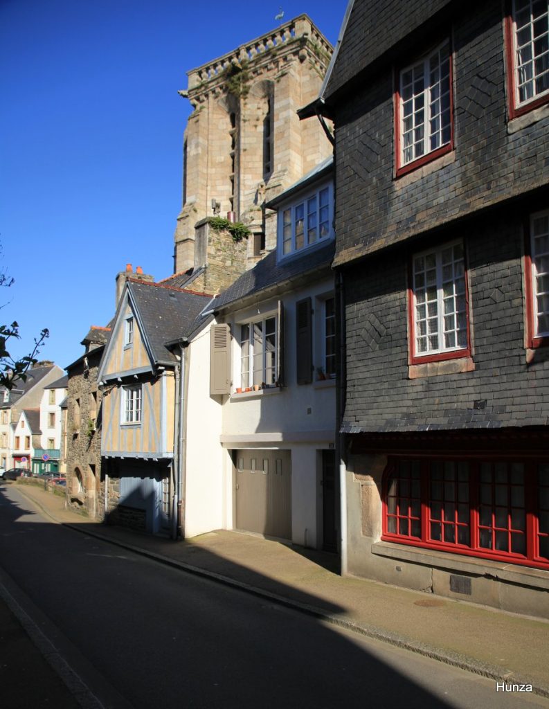 Maisons anciennes et tour de l'église Saint-Mathieu dans la rue Basse à Morlaix