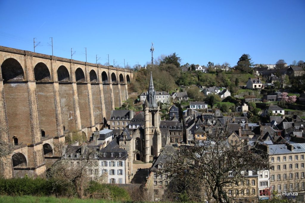 Vue sur le viaduc de Morlaix et l’église Sainte-Melaine dans le Finistère