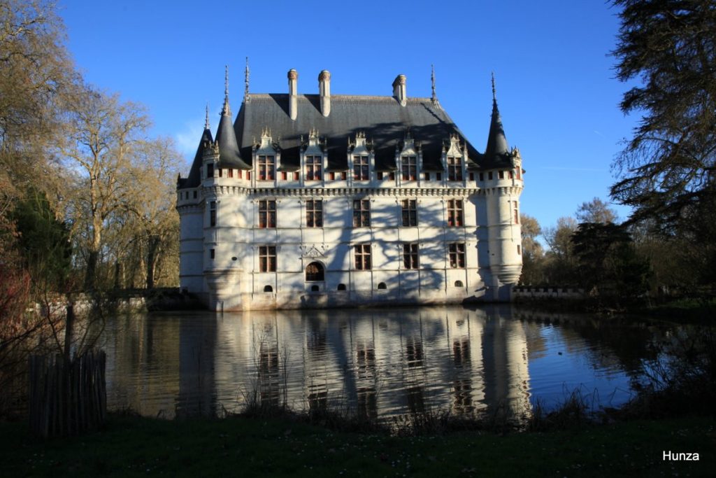 Reflet de la façade ouest du château d’Azay-le-Rideau dans le miroir d’eau de l’Indre
