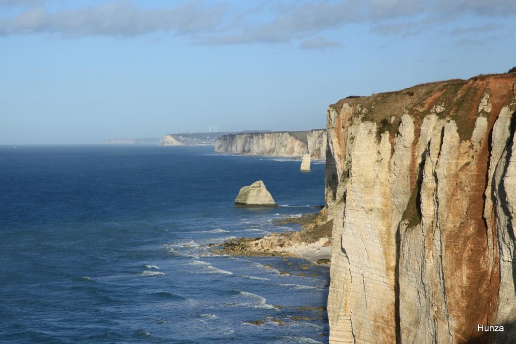 Vue sur le Roc Vaudieu et l’aiguille de Belval depuis les falaises d’Étretat