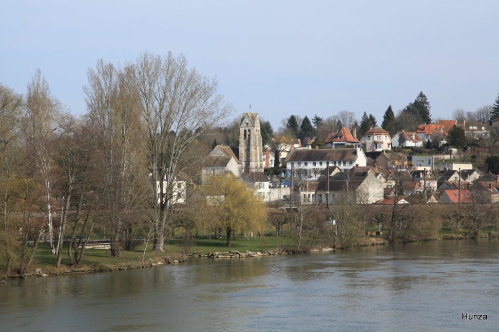 Fontaine-le-Port vu depuis le pont sur la Seine