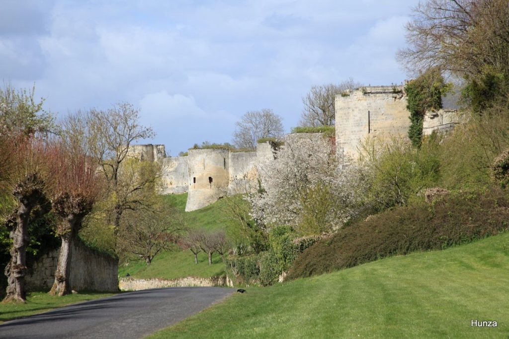 Fortifications du château de Coucy-le-Château-Auffrique vues depuis la route de Soissons dans l’Aisne