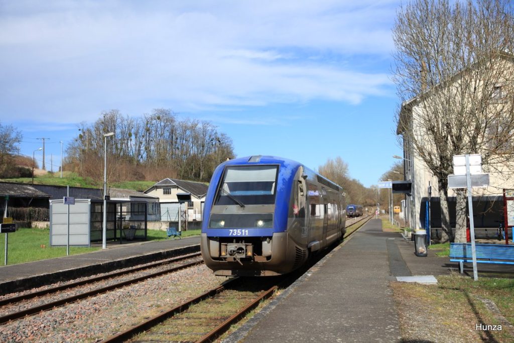 Automoteur X73511 dessert la gare SNCF d’Azay-le-Rideau 