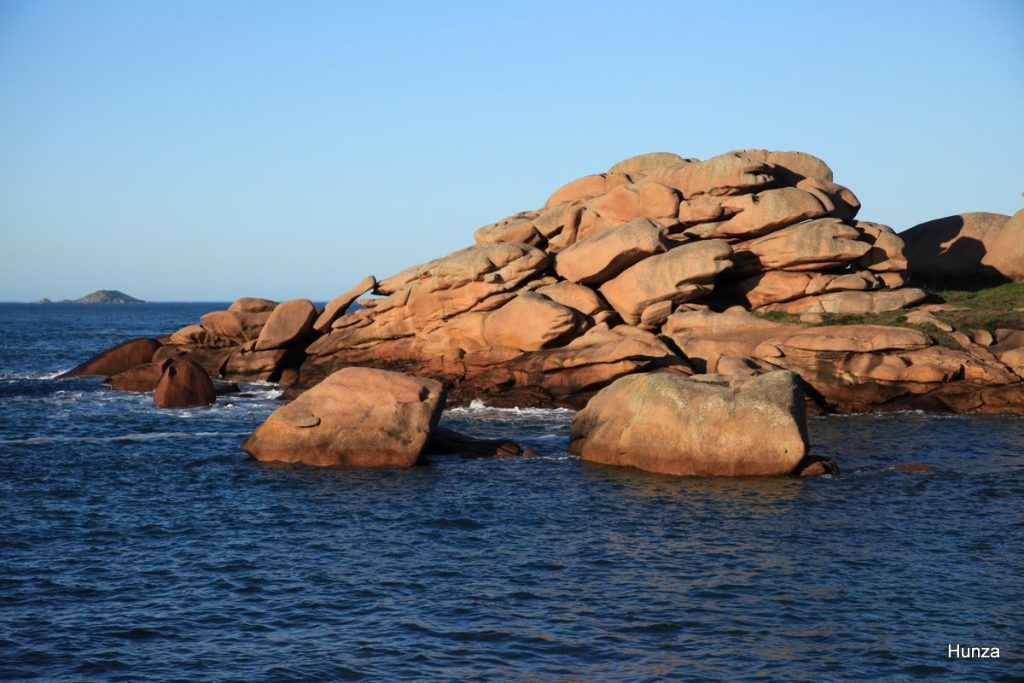 Formation rocheuse de granit rose en bord de mer à Ploumanac’h Bretagne