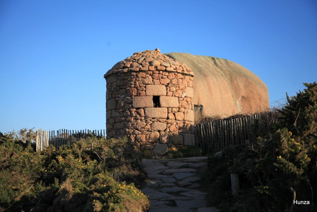 Guérite du douanier sur la côte de granit rose près de Ploumanac’h