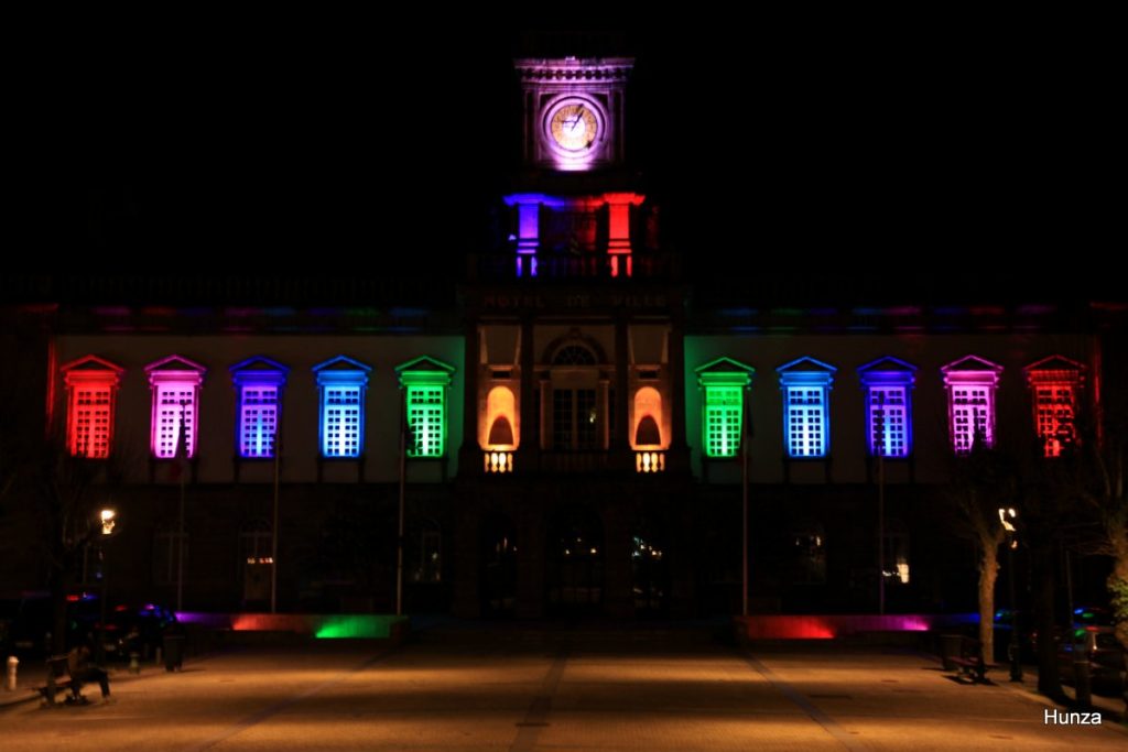 L'hôtel de Ville de Morlaix illuminé à la tombé de la nuit