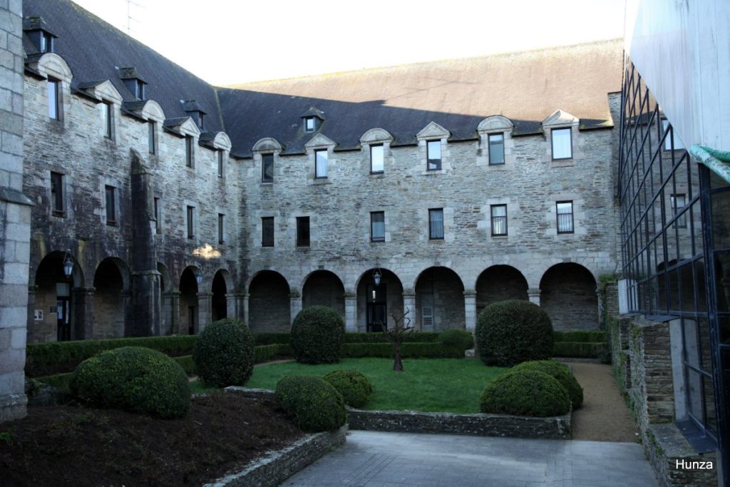 Cloître de l'ancien couvent des Ursulines de Lannion