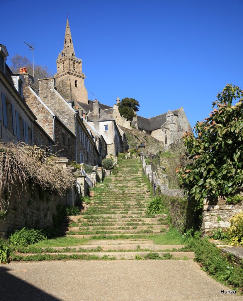 Lannion : grand escalier menant à l'église de Brélévenez