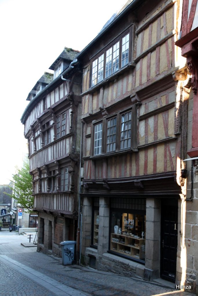 Maisons à pans de bois au commencement de la rue du Chapelier à Lannion