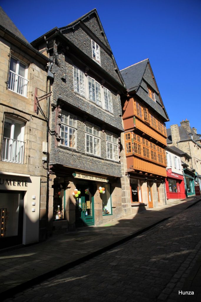 Rue Emile le Taillandier bordée de maisons anciennes à Lannion