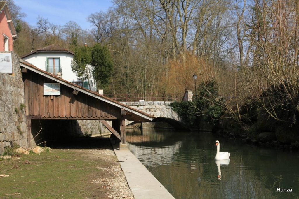 Fontaine-le-Port, lavoir le long du rû du Châtelet