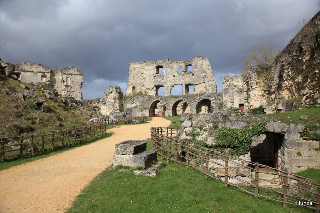 Ruines du logis seigneurial du château de Coucy-le-Château-Auffrique