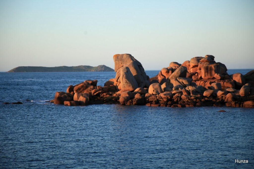 Rochers de granit rose au coucher du soleil sur la côte de Ploumanac’h
