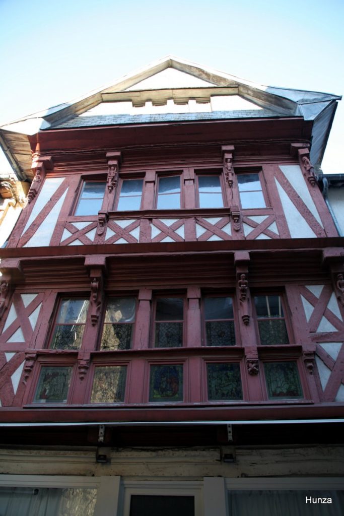 Maison à pans de bois et statues grivoises du n°3 de la rue du Chapelier à Lannion
