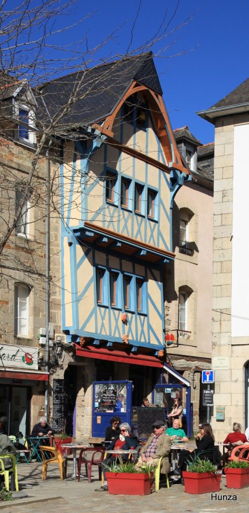 Façade de la maison ancienne au rez-de-chaussée occupé par le bar "Le Flambard" à Lannion