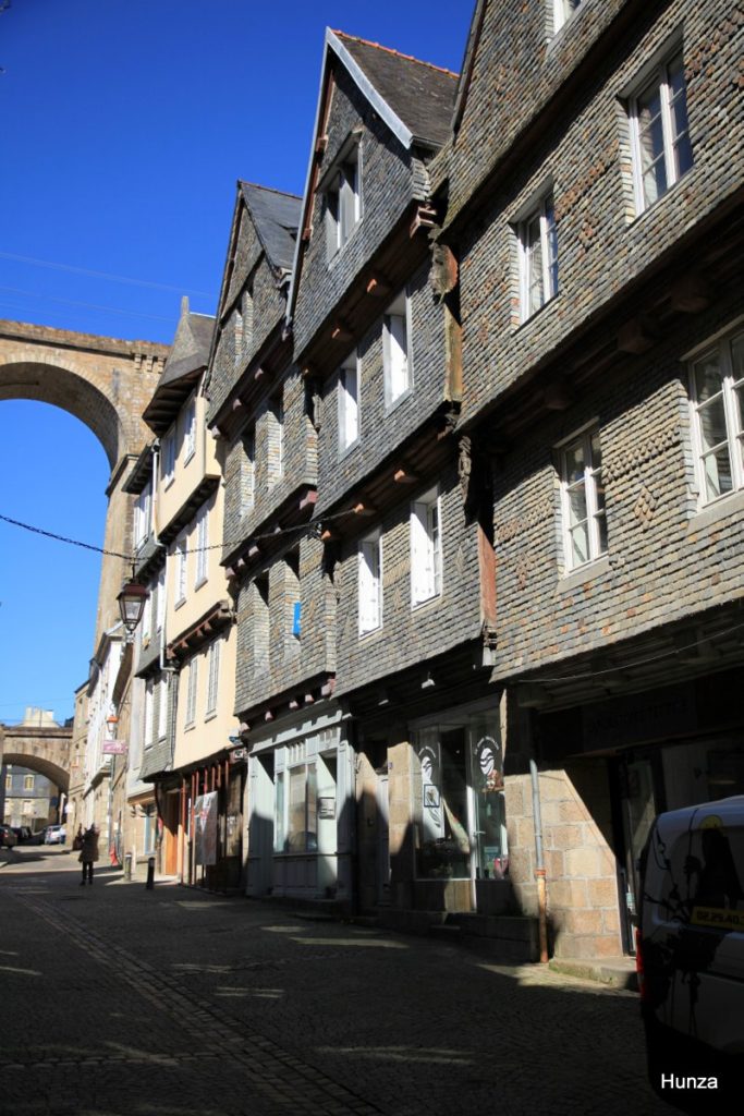 Rue Ange de Guernisac à Morlaix avec ses maisons anciennes aux façades recouvertes d'ardoises