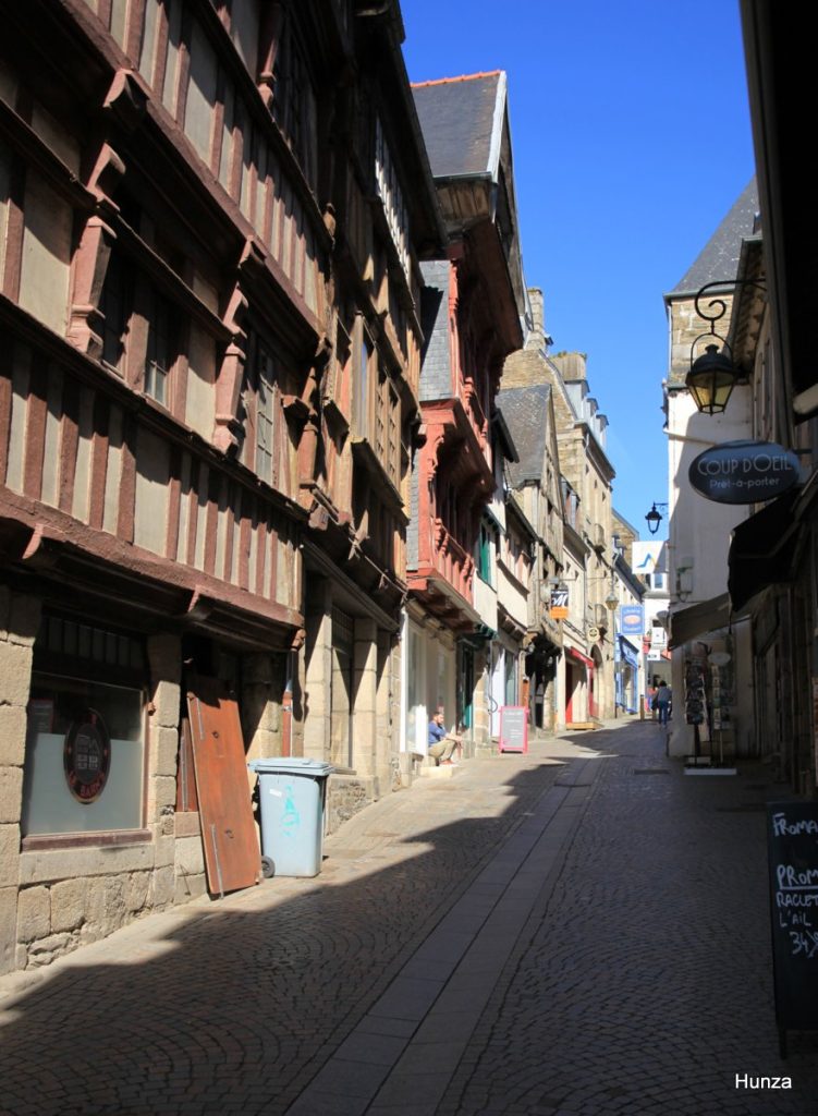 Rue du Chapelier bordée de maisons anciennes à Lannion