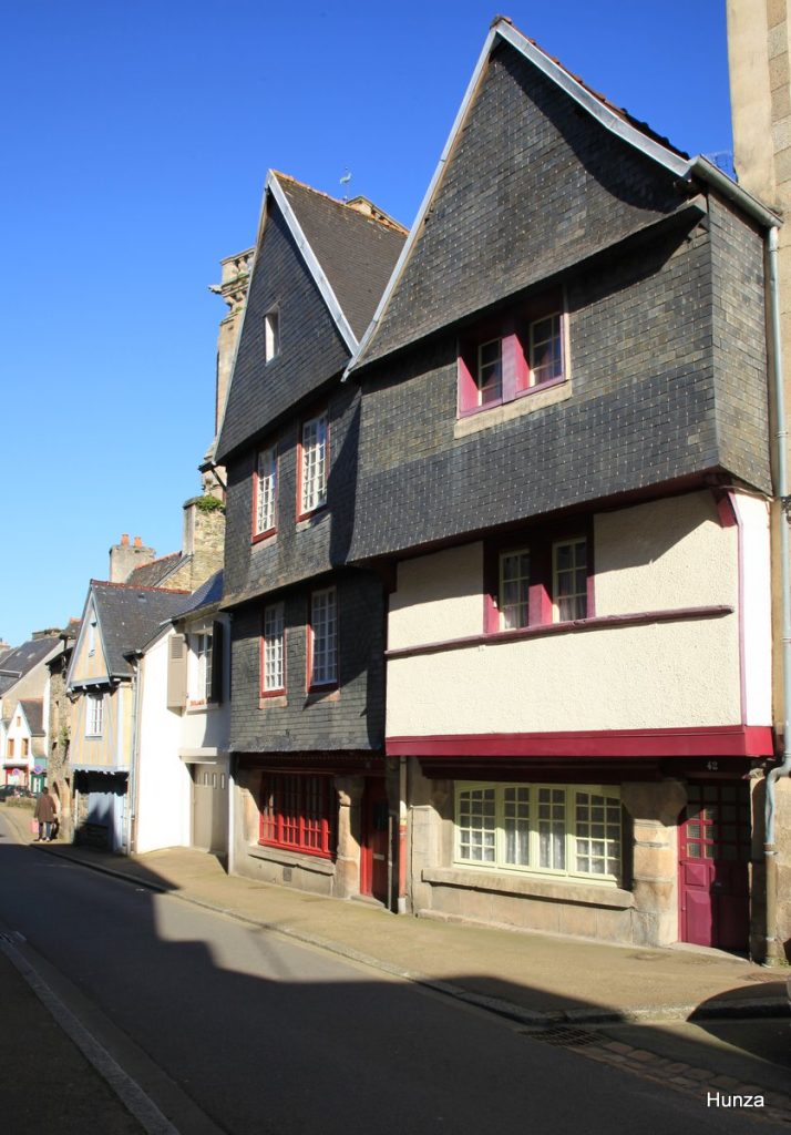 Rue Basse à Morlaix avec ses maisons anciennes