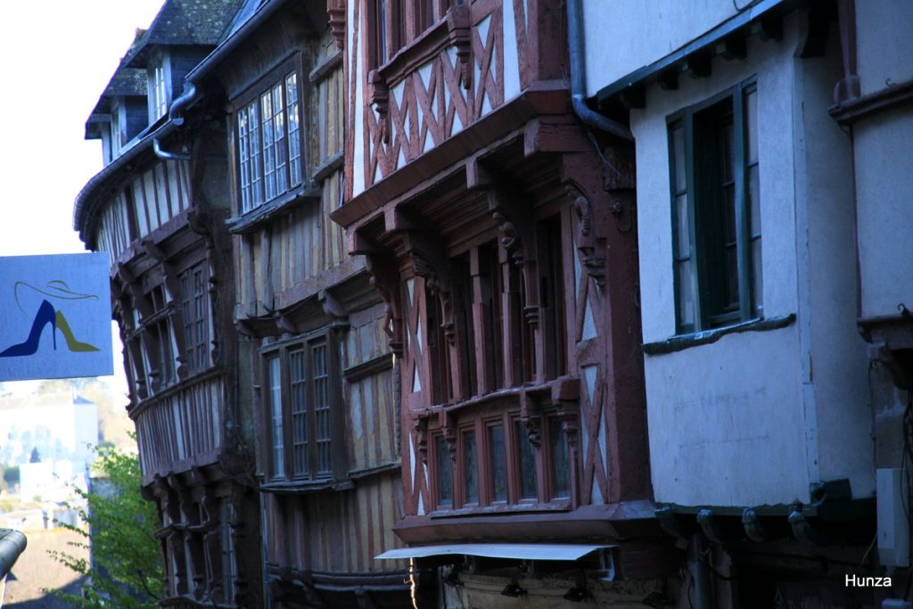 Façades de maisons à pans de bois dans la rue du Chapelier à Lannion