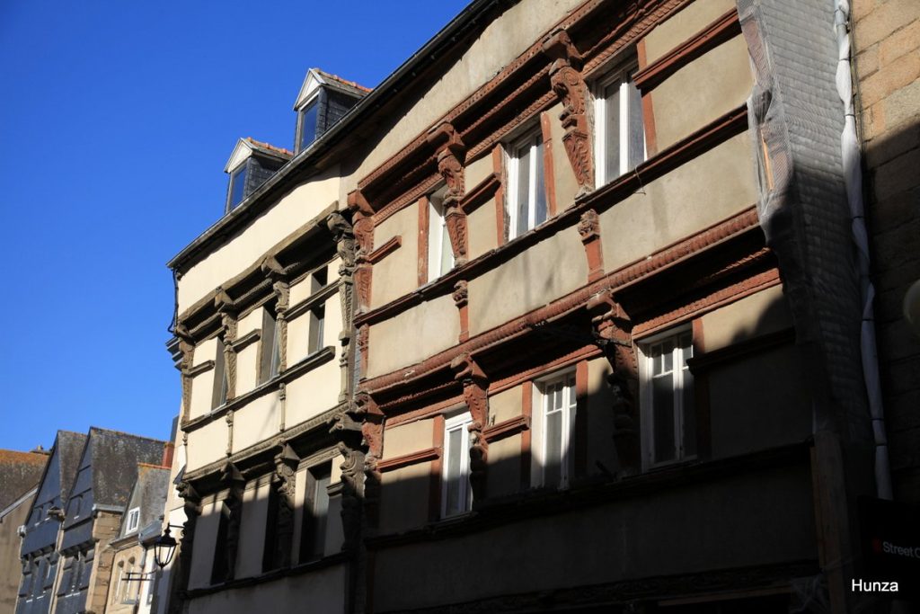 Maisons à pans de bois du 17e siècle au commencement de la rue Geoffroy-de-Pont-Blanc à Lannion
